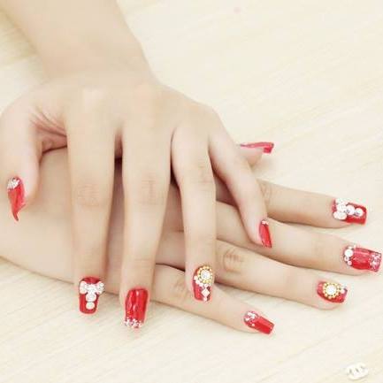 Famous Nails and Spa logo